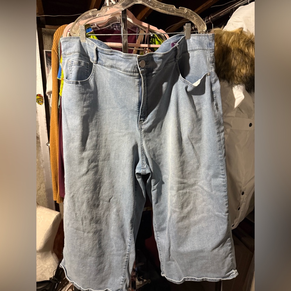 Gloria Vanderbilt Light Blue Cropped Jeans